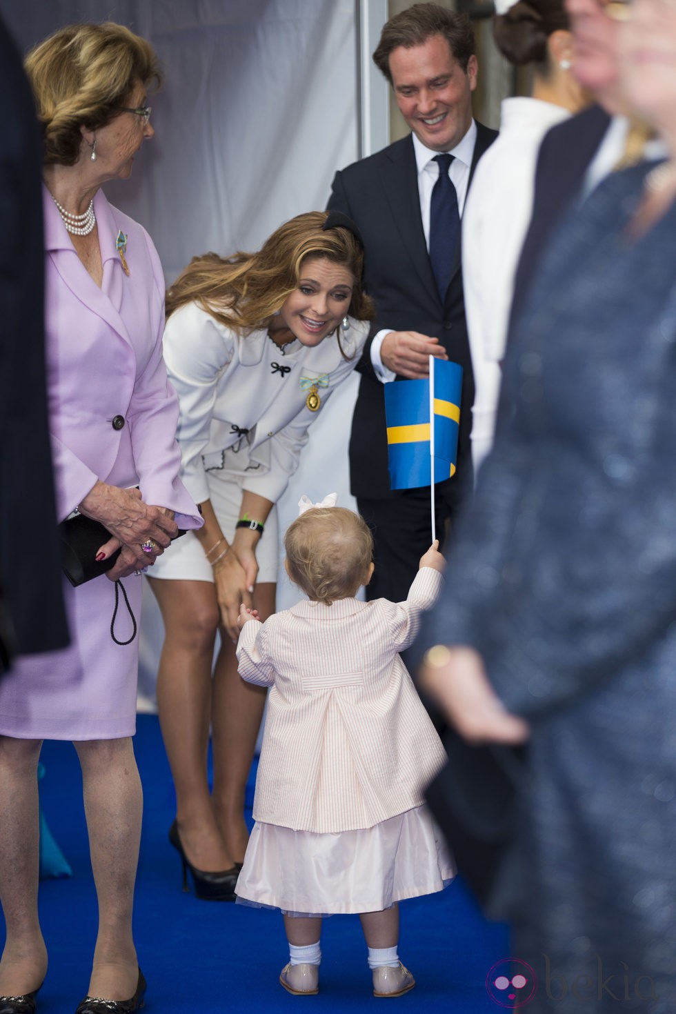 Magdalena de Suecia y Chris O'Neill, atentos a la Princesa Estela en el Jubileo del Rey de Suecia
