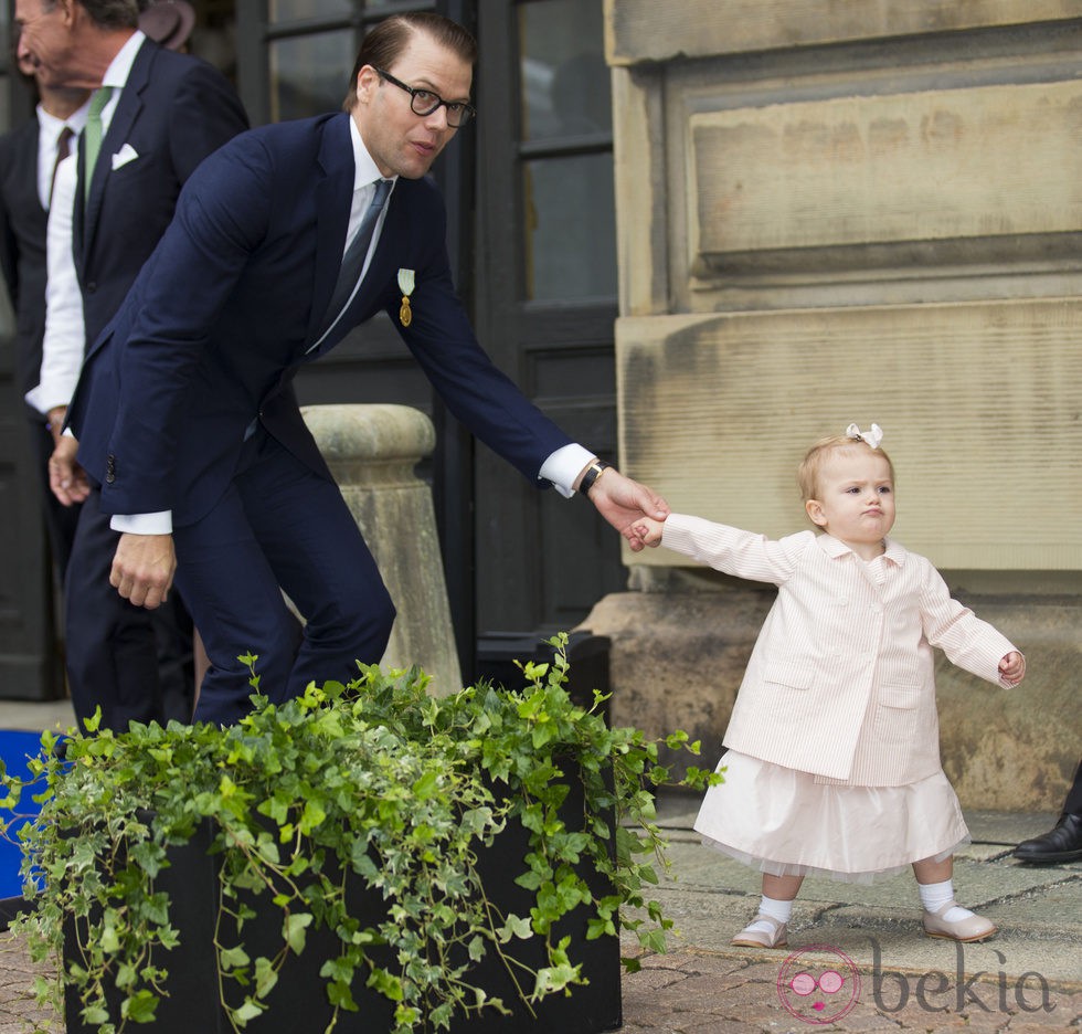 Estela de Suecia tira del Príncipe Daniel en el Jubileo del Rey Carlos Gustavo de Suecia