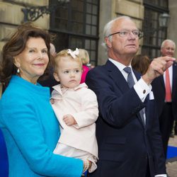 Los Reyes de Suecia con la Princesa Estela en el Jubileo del Rey Carlos Gustavo de Suecia