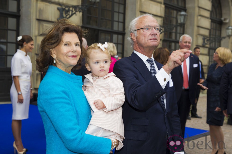 Los Reyes de Suecia con la Princesa Estela en el Jubileo del Rey Carlos Gustavo de Suecia