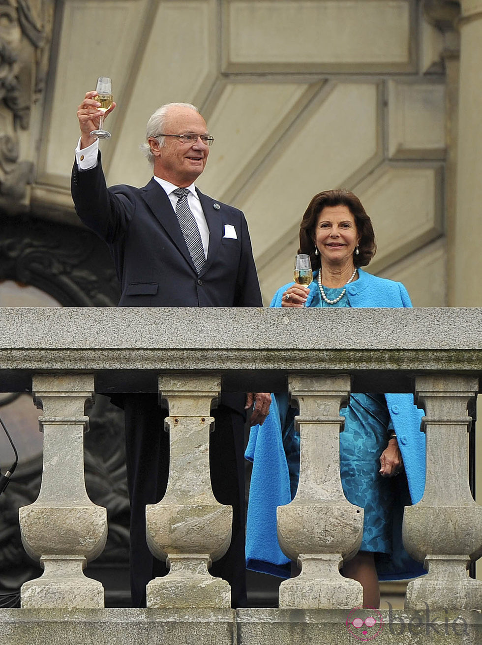 Los Reyes de Suecia brindan por el Jubileo del Rey Carlos Gustavo de Suecia