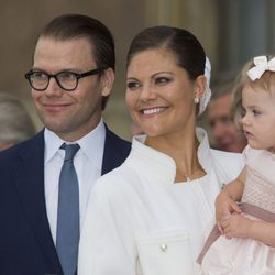 Victoria y Daniel de Suecia con la Princesa Estela en el Jubileo del Rey Carlos Gustavo de Suecia