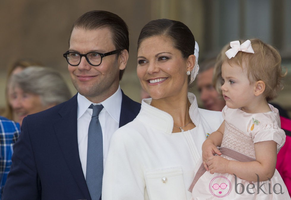 Victoria y Daniel de Suecia con la Princesa Estela en el Jubileo del Rey Carlos Gustavo de Suecia
