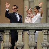 Victoria y Daniel de Suecia y la Princesa Estela saludan en el Jubileo del Rey Carlos Gustavo de Suecia