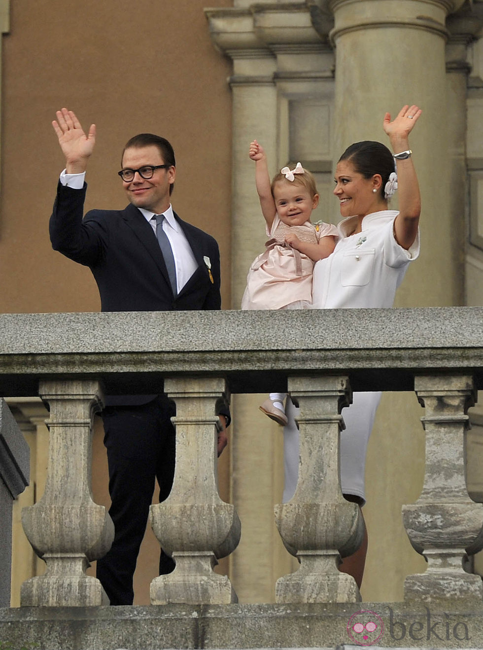 Victoria y Daniel de Suecia y la Princesa Estela saludan en el Jubileo del Rey Carlos Gustavo de Suecia