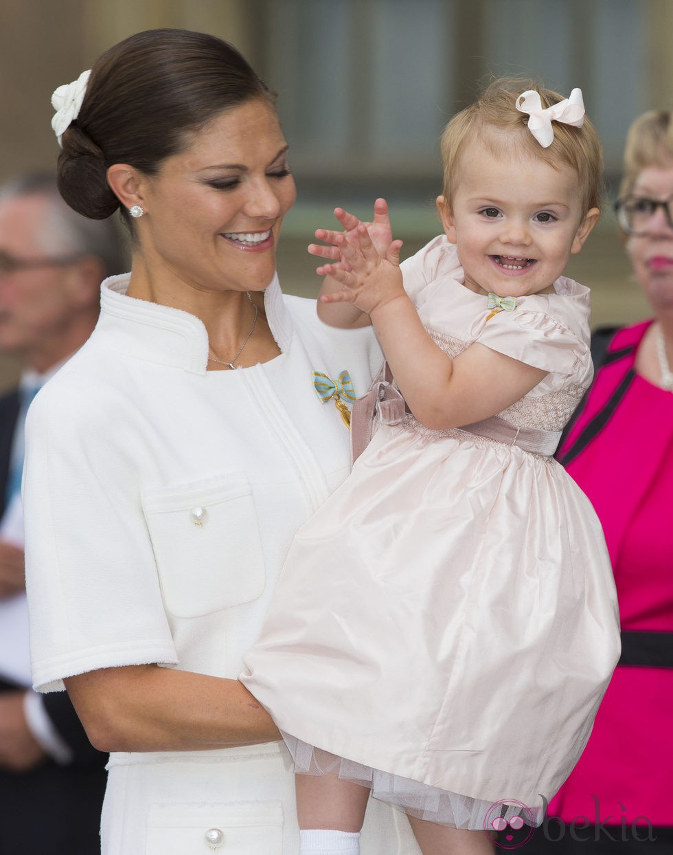 La Princesa Estela sonríe junto a Victoria de Suecia en el Jubileo del Rey Carlos Gustavo de Suecia