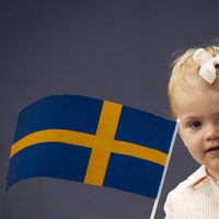 La Princesa Estela con una bandera sueca en el Jubileo del Rey Carlos Gustavo de Suecia
