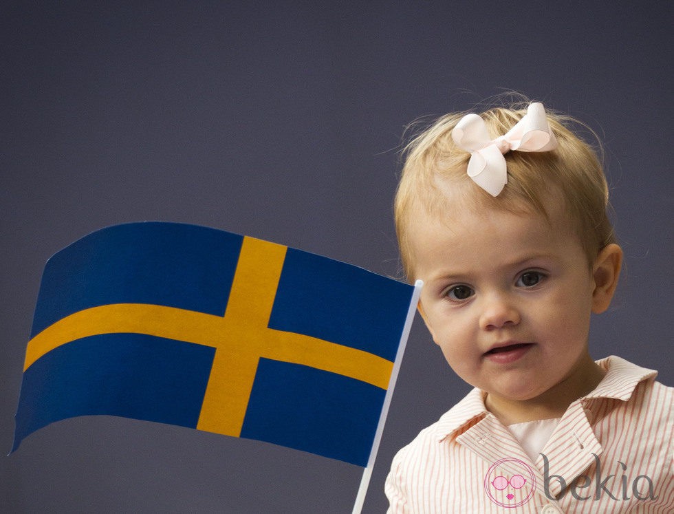 La Princesa Estela con una bandera sueca en el Jubileo del Rey Carlos Gustavo de Suecia