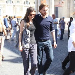 Daniel Brühl con su novia Felicitas Rombold en Roma