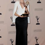 Carrie Preston posa con su galardón en los Emmy Creativos 2013