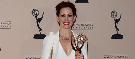 Carrie Preston posa con su galardón en los Emmy Creativos 2013