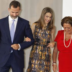 Los Príncipes de Asturias cogidos del brazo junto a Rita Barberá en un acto