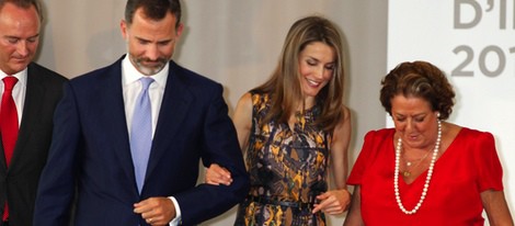 Los Príncipes de Asturias cogidos del brazo junto a Rita Barberá en un acto