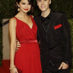 Justin Bieber y Selena Gomez confirman su noviazgo en una fiesta tras los Oscar 2011