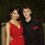 Justin Bieber y Selena Gomez confirman su noviazgo en una fiesta tras los Oscar 2011
