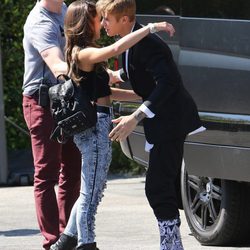 Justin Bieber y Jacque Rae Pyles saludándose cariñosamente en Los Ángeles