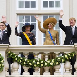Los Reyes de Holanda saludan junto a los Príncipes Constantino y Laurentien en la apertura del Parlamento