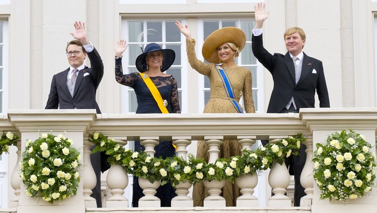 Los Reyes de Holanda saludan junto a los Príncipes Constantino y Laurentien en la apertura del Parlamento