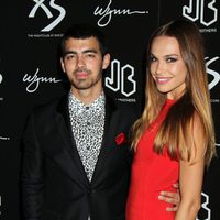 Joe Jonas y Blanda Eggenschwiler en la fiesta del 21 cumpleaños de Nick Jonas en Las Vegas