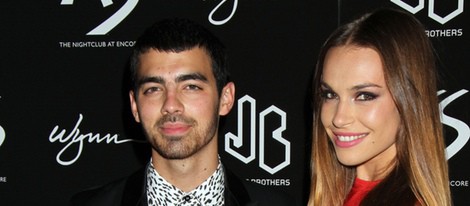 Joe Jonas y Blanda Eggenschwiler en la fiesta del 21 cumpleaños de Nick Jonas en Las Vegas