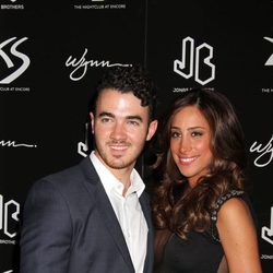 Kevin Jonas y su mujer Danielle en la fiesta del 21 cumpleaños de Nick Jonas en Las Vegas