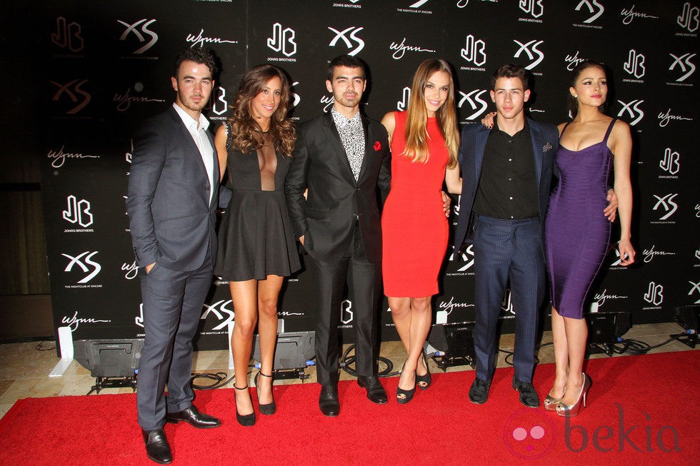  Nick Jonas celebra su   cumpleaños con sus hermanos Joe y Kevin y sus novias
