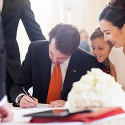 Félix de Luxemburgo firmando en su boda civil con Claire Lademacher