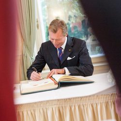 El Gran Duque Enrique de Luxemburgo firmando en la boda civil de Félix de Luxemburgo y Claire Lademacher