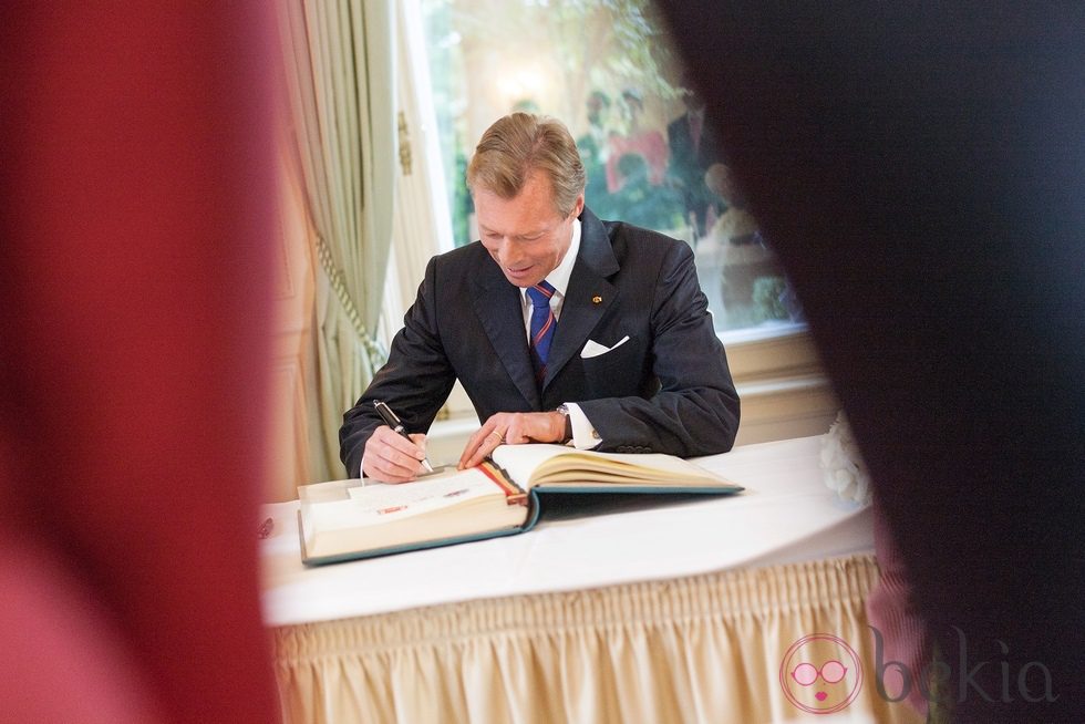 El Gran Duque Enrique de Luxemburgo firmando en la boda civil de Félix de Luxemburgo y Claire Lademacher