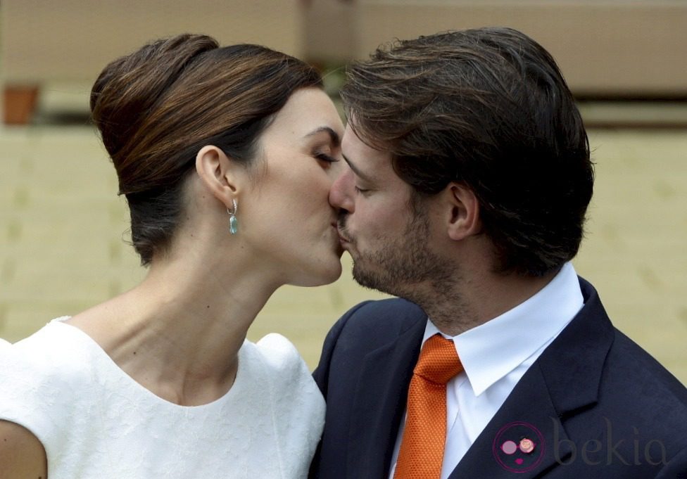 Félix de Luxemburgo y Claire Lademacher se dan un beso en su boda civil