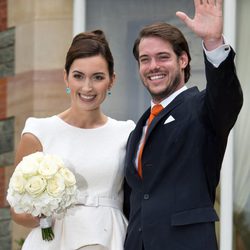 Félix de Luxemburgo y Claire Lademacher saludando en su boda civil