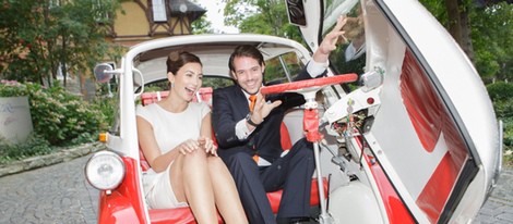 Félix de Luxemburgo y Claire Lademacher sonrientes en el coche de su boda civil