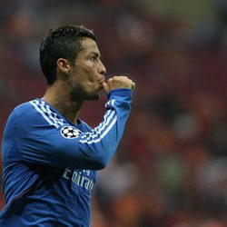 Cristiano Ronaldo celebra un gol frente al Galatasaray chupándose el dedo