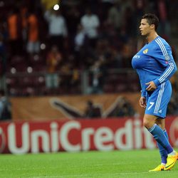 Cristiano Ronaldo con el balón bajo la camiseta tras ganar al Galatasaray