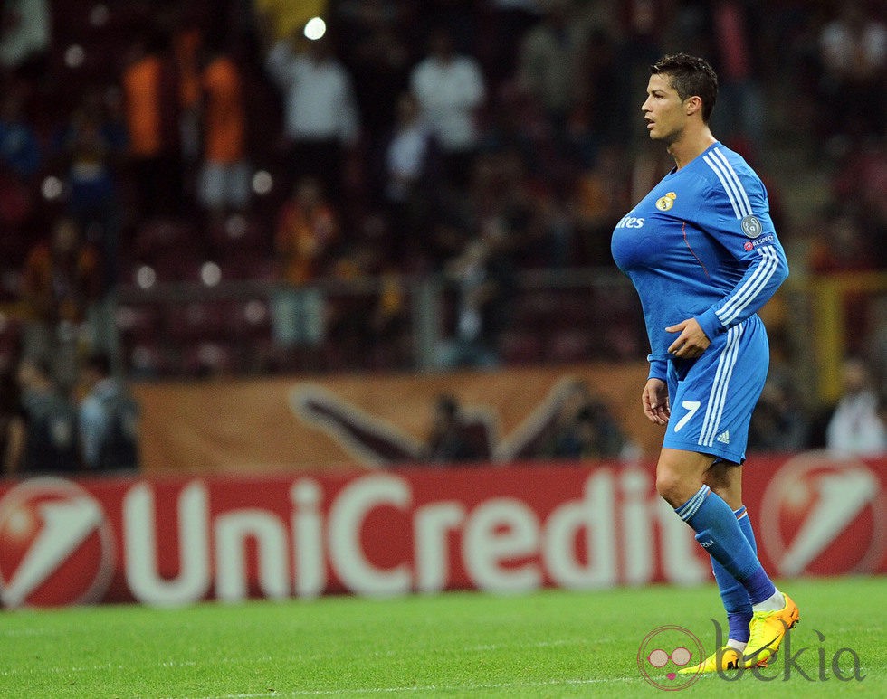 Cristiano Ronaldo con el balón bajo la camiseta tras ganar al Galatasaray