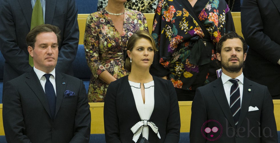 Chris O'Neill, la Princesa Magdalena y el Príncipe Carlos Felipe durante la apertura del Parlamento