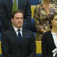 Chris O'Neill, la Princesa Magdalena y el Príncipe Carlos Felipe durante la apertura del Parlamento