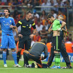 Iker Casillas siendo atendido por los médicos del Real Madrid tras su choque con Ramos