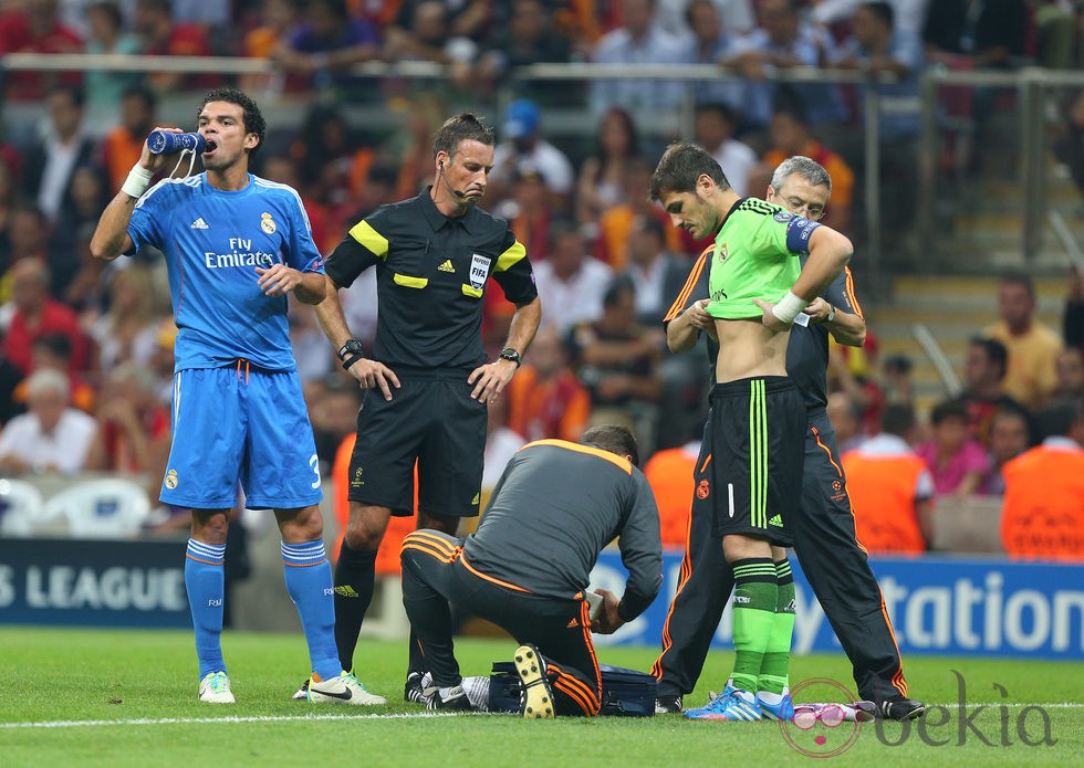 Iker Casillas siendo atendido por los médicos del Real Madrid tras su choque con Ramos
