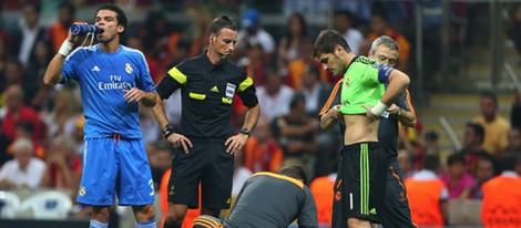 Iker Casillas siendo atendido por los médicos del Real Madrid tras su choque con Ramos