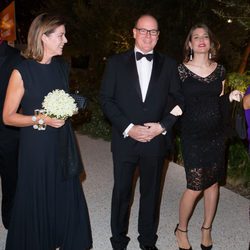 Carolina y Alberto de Mónaco con Carlota Casiraghi en un acto en el Museo Villa Paloma