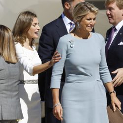 La Princesa Letizia toca el brazo de Máxima de Holanda a su llegada a España