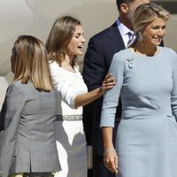 La Princesa Letizia toca el brazo de Máxima de Holanda a su llegada a España
