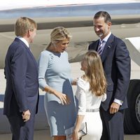 La Princesa Letizia hace la reverencia a Máxima de Holanda a su llegada a España