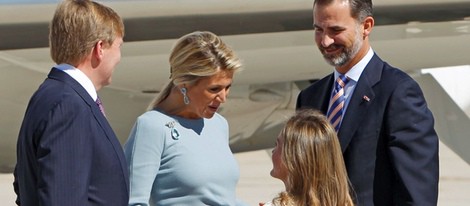 La Princesa Letizia hace la reverencia a Máxima de Holanda a su llegada a España