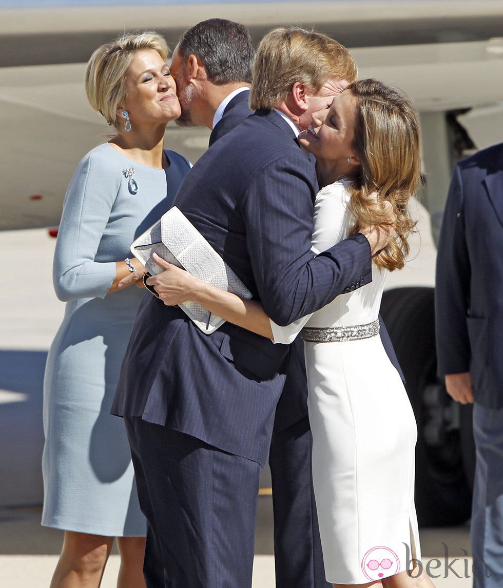 Los Príncipes de Asturias y los Reyes de Holanda se saludan afectuosamente en Madrid
