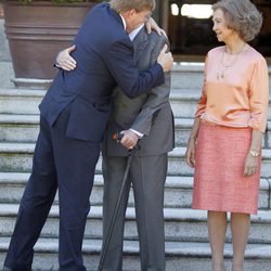 Guillermo Alejandro de Holanda abraza al Rey Juan Carlos en Zarzuela