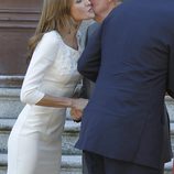 La Princesa Letizia besa al Rey Juan Carlos en el almuerzo ofrecido a los Reyes de Holanda