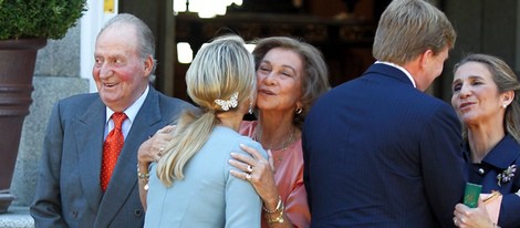 Los Reyes de España y la Infanta Elena saludan a los Reyes de Holanda en Zarzuela