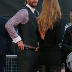 Liam Hemsworth y Eliza González en el estreno de 'Rush' en Londres